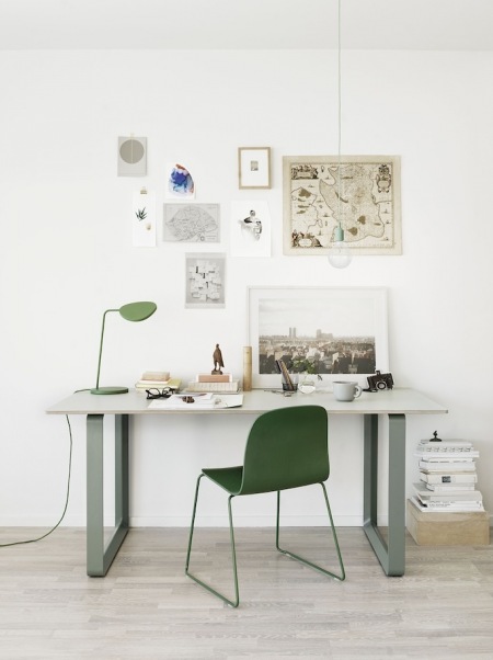Szaro-zielona aranżacja domowego biura w nowoczesnym stylu