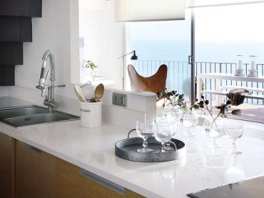 piękny, nowoczesny apartament nad morzem - białe wnętrze wyposażone lekko, z otwartą, dwupoziomową przestrzenią. Proste...