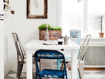 Skandynawska kuchnia,industrialna kuchnia,niebieskie krzesła,metalowe krzesła (34094)