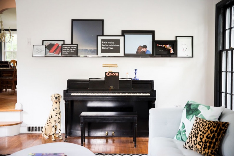 W salonie warto zwrócić uwagę na aranżację ściany z pianinem. Czarny instrument wnosi do wnętrza elegancki, a zarazem...