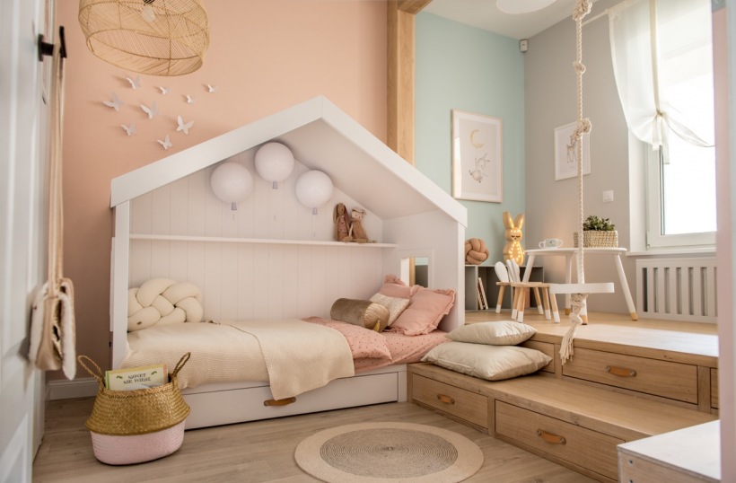 Pastelowy pokoik dziecięcym z łóżkiem w kształcie domku