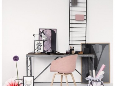 Szaro-różowe biuro w stylu skandynawskim z metalowym biurkiem (25232)