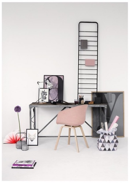 Szaro-różowe biuro w stylu skandynawskim z metalowym biurkiem