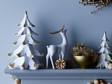 Ozdoby wystawione na kominku idealnie sprawdzają się przy świątecznych dekoracjach mieszkania. Figurki reniferów i choinek w bardzo subtelny, a jednocześnie radosny sposób potrafią wnieść zimową aurę do każdego...