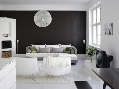 Czarna ściana  i biała podłoga w nowoczesnym salonie (25214)