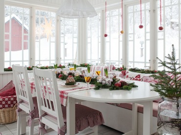 Aranżacja świątecznej jadalni w bieli i czerwieni (48049)