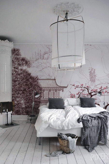 Przestronna sypialnia z drewnianą podłogą i krajobrazem na ścianie