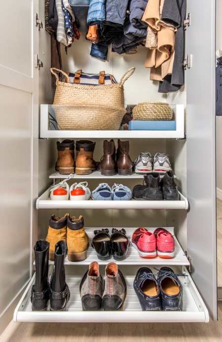 Przechowywanie butów w garderobie