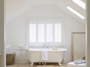 Duża łazienka ze stylową wanną na łapkach,podłogowym lustrem i wiklinowym koszem (21739)