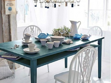 Żyrandol vintaghe z metalu i butelek nad niebieskim stołem z drewna i białymi rustykalnymi krzesłami (25070)