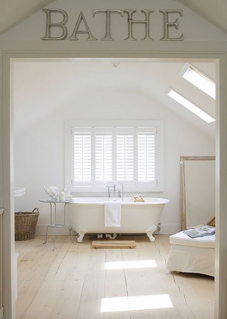 Duża łazienka ze stylową wanną na łapkach,podłogowym lustrem i wiklinowym koszem