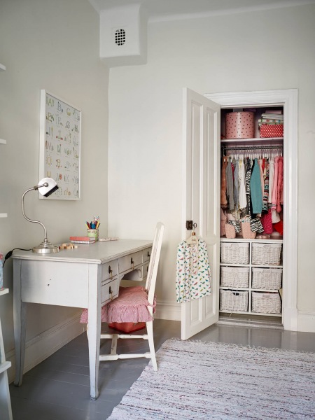 Pomysłowa garderoba we wnęce,stylowe  białe biurko vinatge,drewniane białe krzesło skandynawskie,szare deski podłogowe i dziergany dywanik