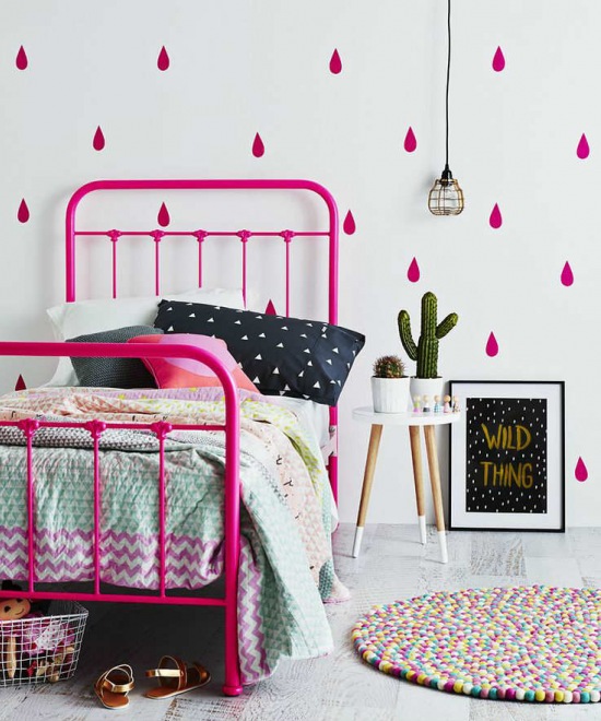 Różowe łóżko i dodatki w aranżacji pokoju dla dziewczynki