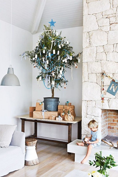 Świąteczna choinka z niebieskimi dekoracjami,małe drzewko świąteczne w niebieskiej dekoracji,aranzacja świateczna w niebieskim kolorze,jak udekorować małą choinkę