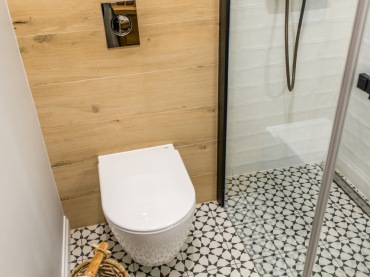 Aranżację bardzo małej łazienki ożywiają elementy drewna. Dzięki nim jest tutaj przytulnie, a na charakter wnętrza...