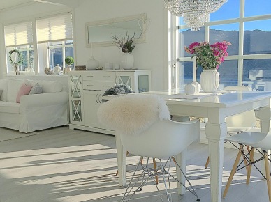 Wnętrza tygodnia z instagramu, czyli aranżacja białego domu z jadalnią z pięknym widokiem na wodę!