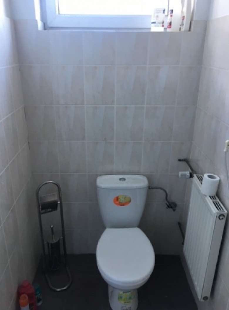 Jak wyremontowałam małą toaletę w swoim biurze bez skuwania płytek? (55821)
