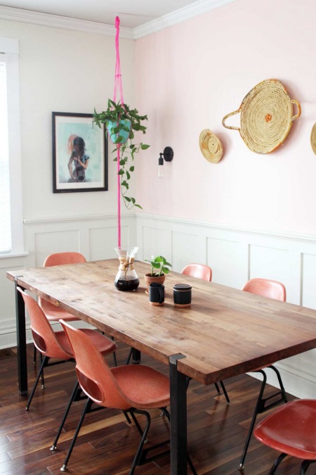 Drewniany stół i różowe dodatki do jadalni