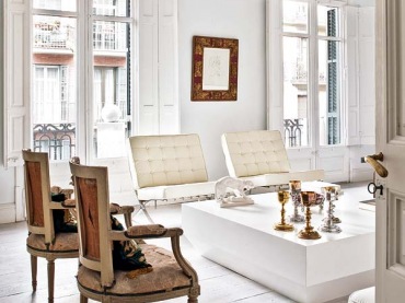 we współczesnym, białym wnętrzu postawiono obok siebie piękne, stylowe krzesła i nowoczesne sofy i fotele. Duet piękny !