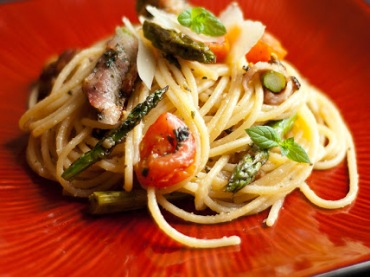 Yummy Lifestyle - Z uwielbienia dla jedzenia.: Bardzo czosnkowe spaghetti ze szparagami zapiekanymi w boczku. (9305)