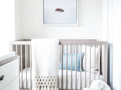 Szare proste łóżeczko w małym pokoiku dla niemowlęcia (53272)