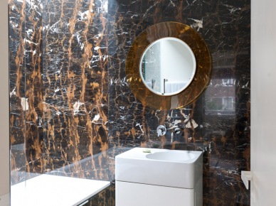 Czarny marmur z rdzawymi żyłkami w aranżacji eleganckiej łazienki z lustrzaną obudową wanny (22958)
