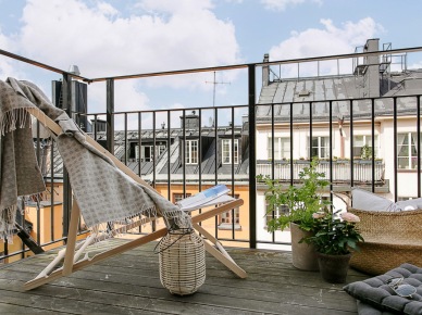 Skandynawska letnia aranżacja małego balkonu z leżakiem,koszem z trawy morskiej i nastrojową latarenką (28456)