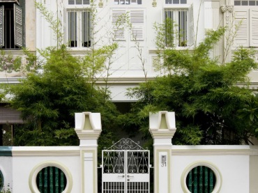 wspaniała, biało-zielona elewacja domu - stylowa, z pięknymi dekorami, sztukaterią zewnętrzną - styl w harmonii z naturą