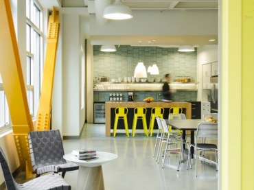 dizajnerska i nowoczesna kuchnia z elementami żółtego koloru