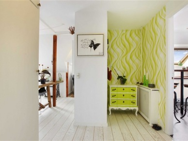 Drewniane słupy,grafiki i limonkowa komoda z tapetą na ścianie (25547)