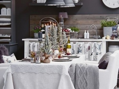 Czarne ściany i industrialne lampy pendant na świątecznym stołem w białej aranżacji skandynawskiej (27422)