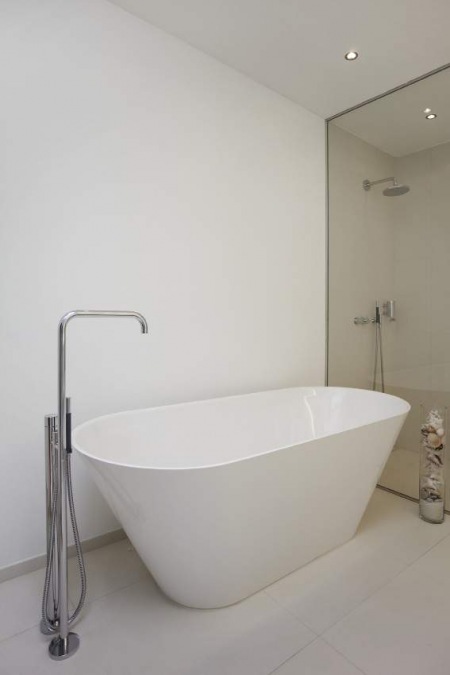 Aranżacja łazienki z owalną wanną w minimalistycznym stylu