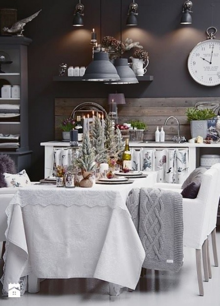 Czarne ściany i industrialne lampy pendant na świątecznym stołem w białej aranżacji skandynawskiej