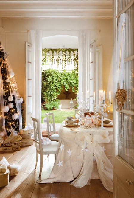 Biała aranżacja świątecznego stołu i choinki w stylu francuskim
