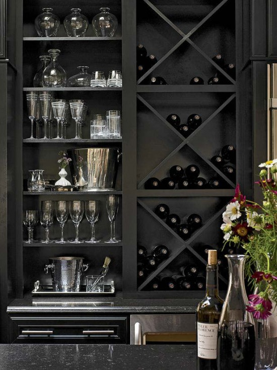 Proste i krzyżowane półki na wino w czarnym kolorze