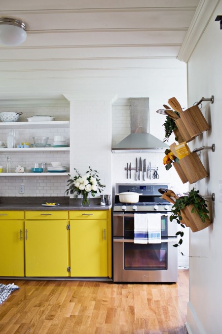 Aranżacja kuchni w białym i żółtym kolorze