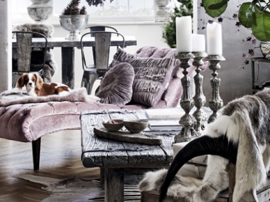 Świąteczna dekoracja okna i stoł w salonie z srebrnymi elementami provence vintage (20424)