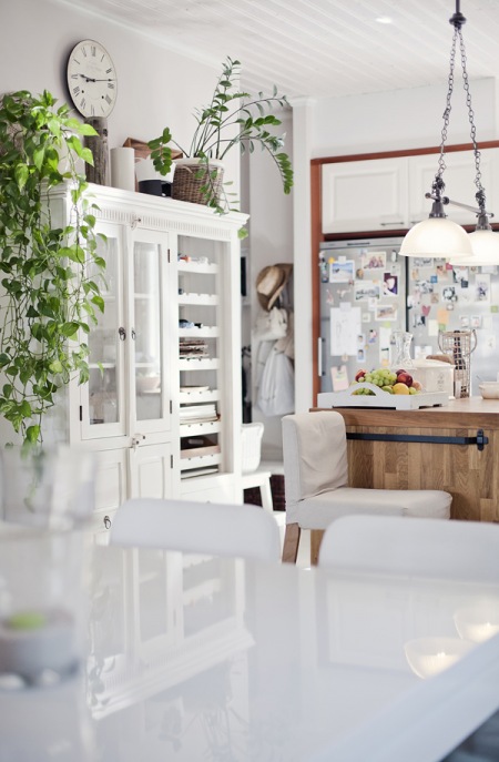 Skandynawska biała kuchnia z rustykalnymi meblami i dekoracjami