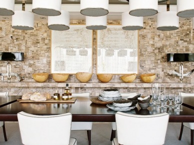 Nowoczesne białe lampy nad stolem w jadalni z naturalnego kamienia (23851)