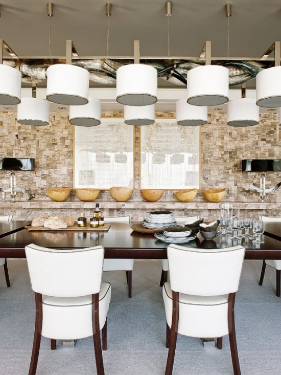 Nowoczesne białe lampy nad stolem w jadalni z naturalnego kamienia