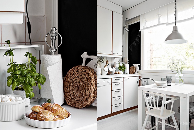 Ściana pomnalowana farbą czarną tablicową w białej kuchni w stylu skandynawskim