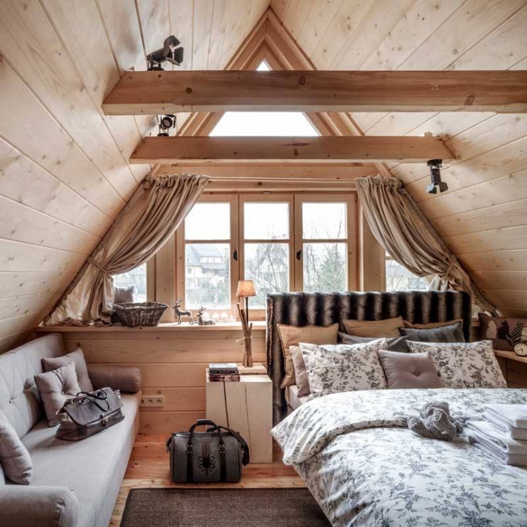 W sypialni znajduje się wąskie dwuosobowe łóżko i rozkładana kanapa. Niezwykły klimat poddasza potęgują drewniane...