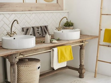 Aranżacja łazienki z drewnianymi meblami i dodatkami ma gładką, białą podłogę. Warto tu zwrócić uwagę na bardzo ciekawe...