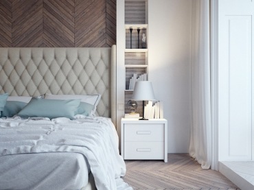 Pikowane wezgłowie łóżka dodaje wnętrzu przytulności. Błękitne oraz jasnoszare akcenty doskonale dopasowują się do...
