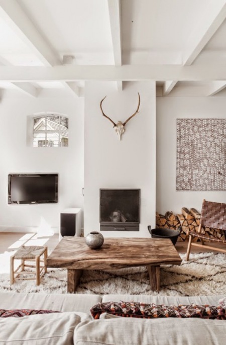 Biały salon w skandynawsko-rustykalnym klimacie