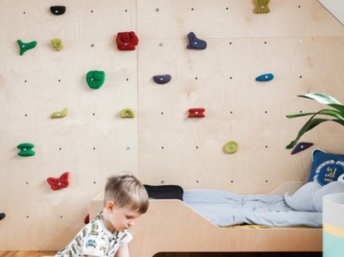 Kolorowe dekoracje na ścianie w pokoju dziecięcym na poddaszu (52511)