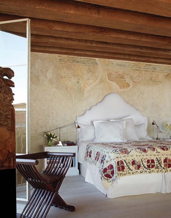 Sypialnia z antycznymi meblami w starych murach z freskami