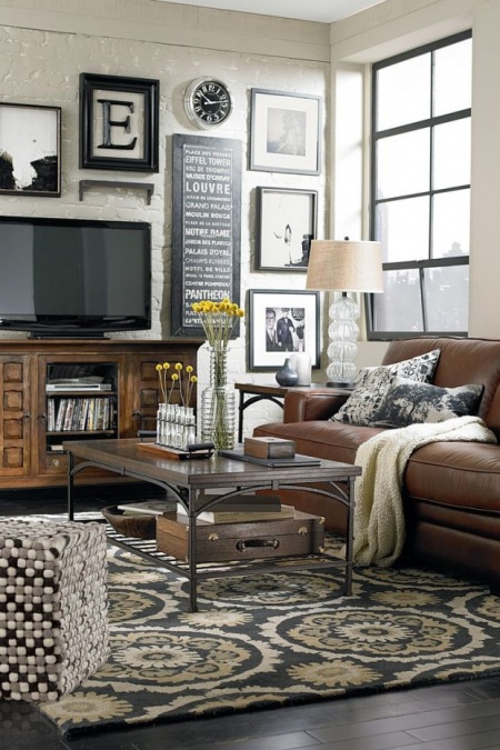 Salon TV ze skórzaną kanapą i metalowymi stolikami