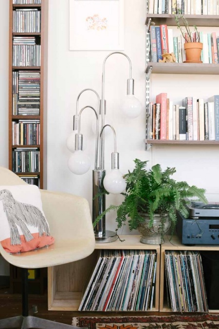 Regały i półki na książki w eklektycznym salonie