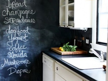 Ściana pomalowana farba tablicową w kuchni to tani i fajny pomysł na aranżację kuchni:)